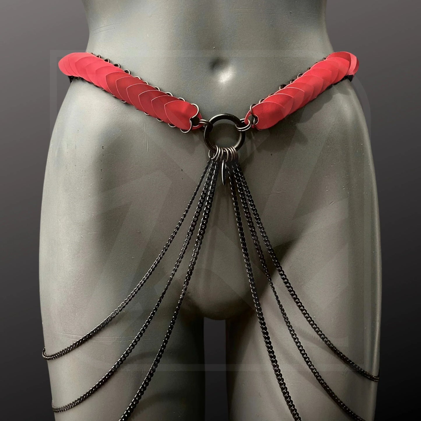 Roter Scalemail-Harness-Gürtel mit schwarzen Ketten, modernes und selbstbewusstes Design