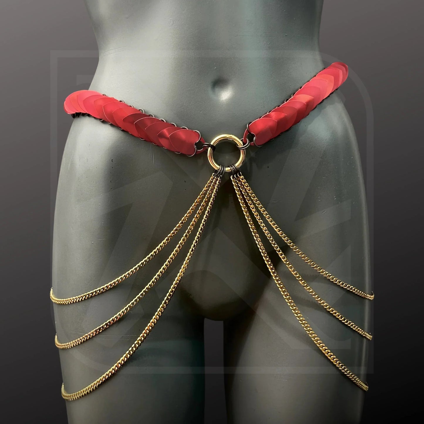 Scalemail Harness mit goldenen Ketten, Stil Bodychain, rot und gold, moderner, sinnlicher Look