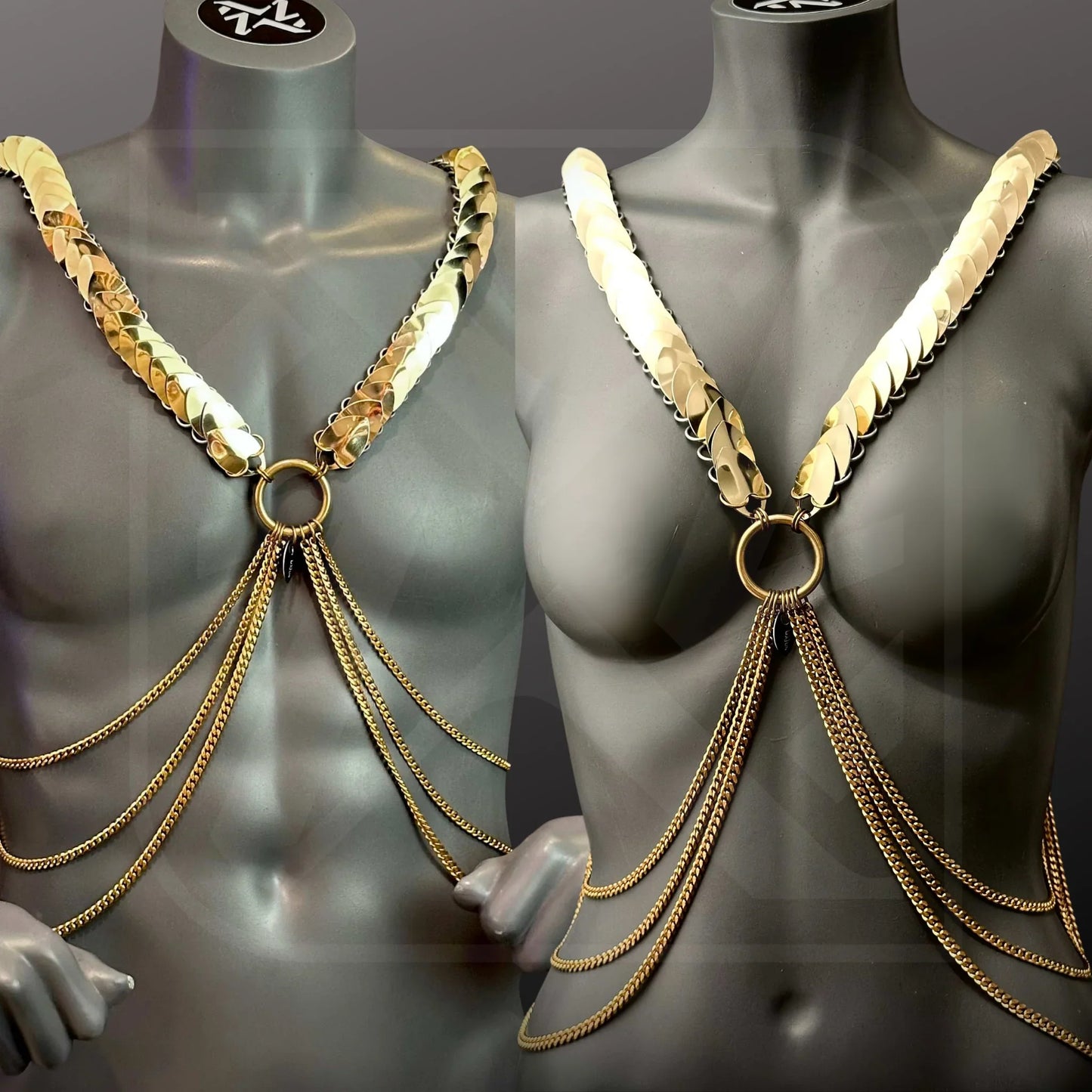 Scalemail-Harness 2-in-1 in Gold mit glänzenden Ketten, eleganter und extravaganter Look, betont Körperlinie