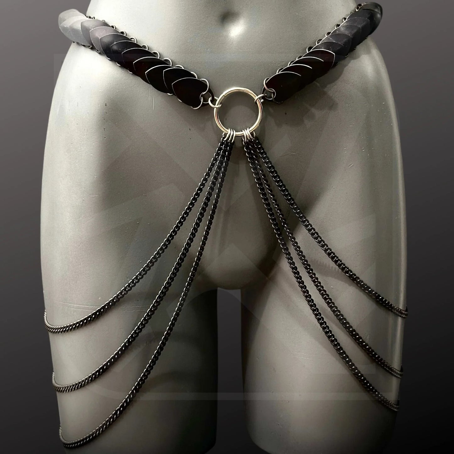 Schwarzer Scalemail-Chain-Harness mit Metallketten, moderner Stil, edgy und selbstbewusst