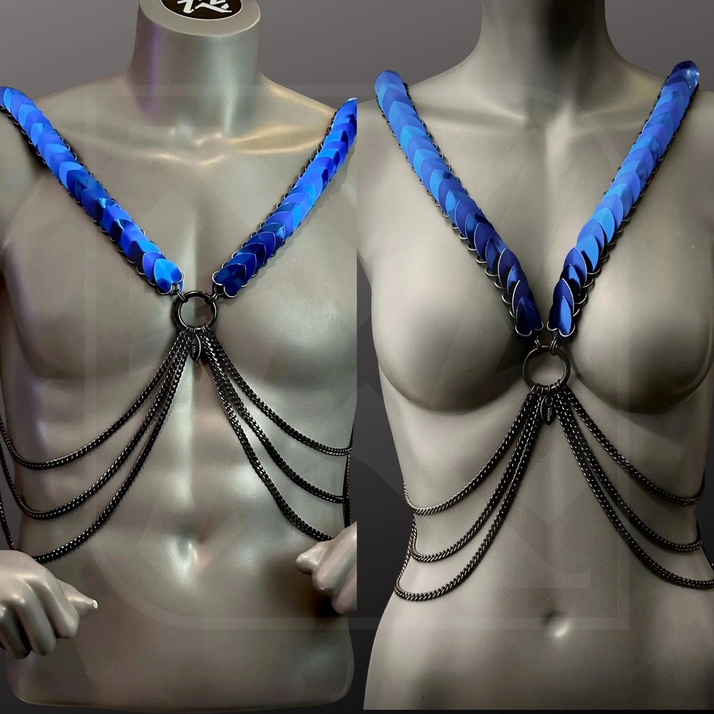 Scalemail Harness mit schwarzen Ketten, blau schimmernde Schuppen, futuristischer Stil, edgy Look