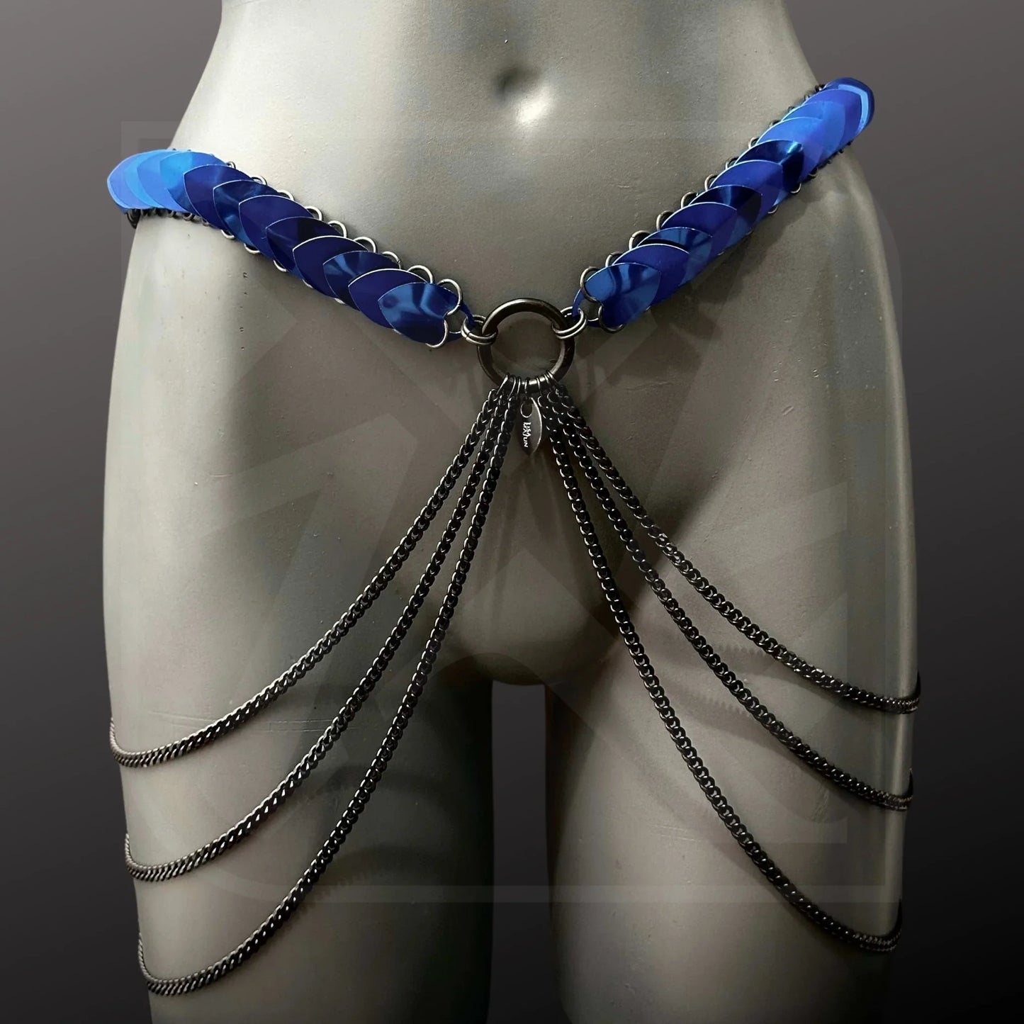 Scalemail-Bodychain Harness in Blau mit schwarzen Ketten, futuristisch und elegant, sinnlich