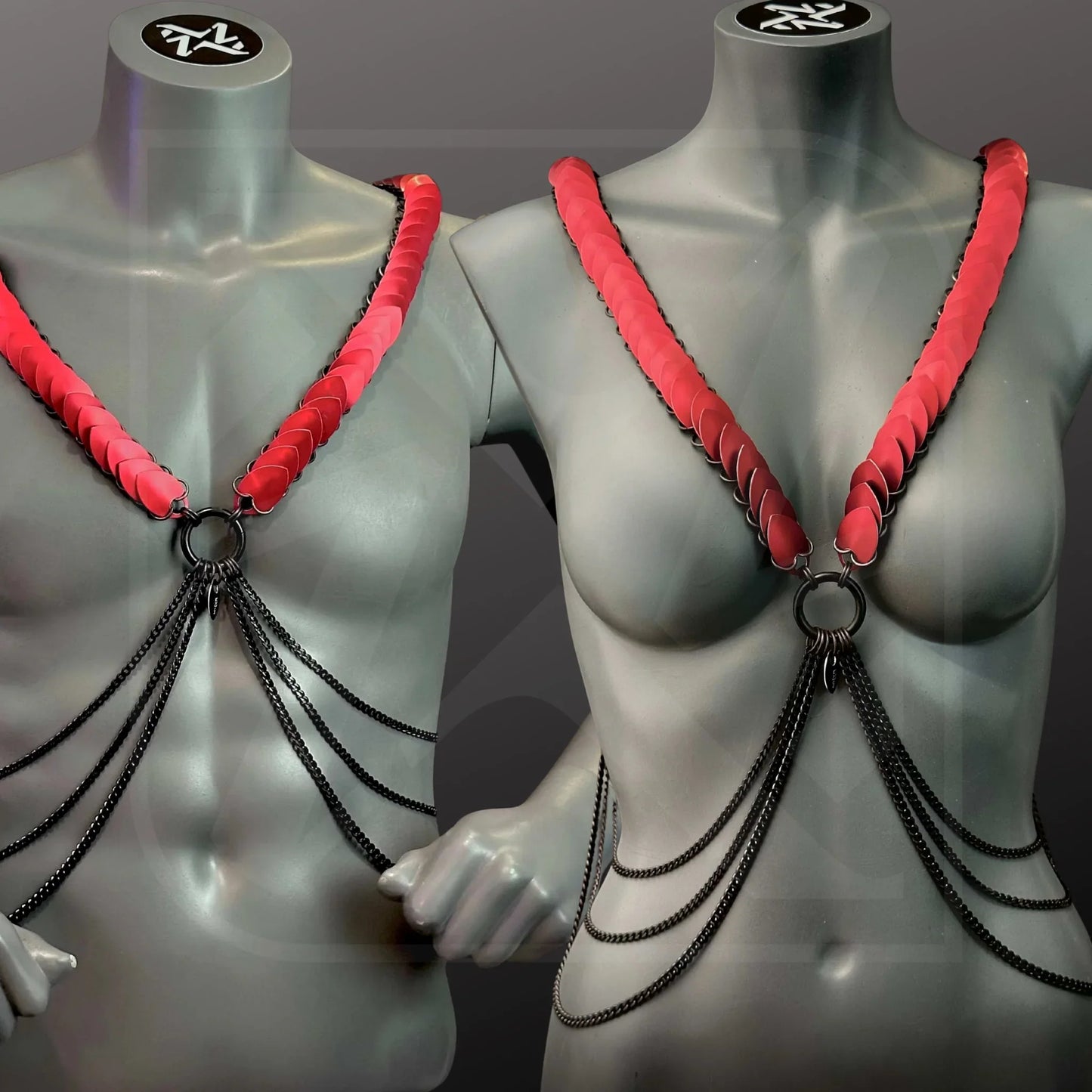 Scalemail-Harness 2-in-1 aus roten Ketten und schwarzen Metallketten, auffälliger, moderner Look