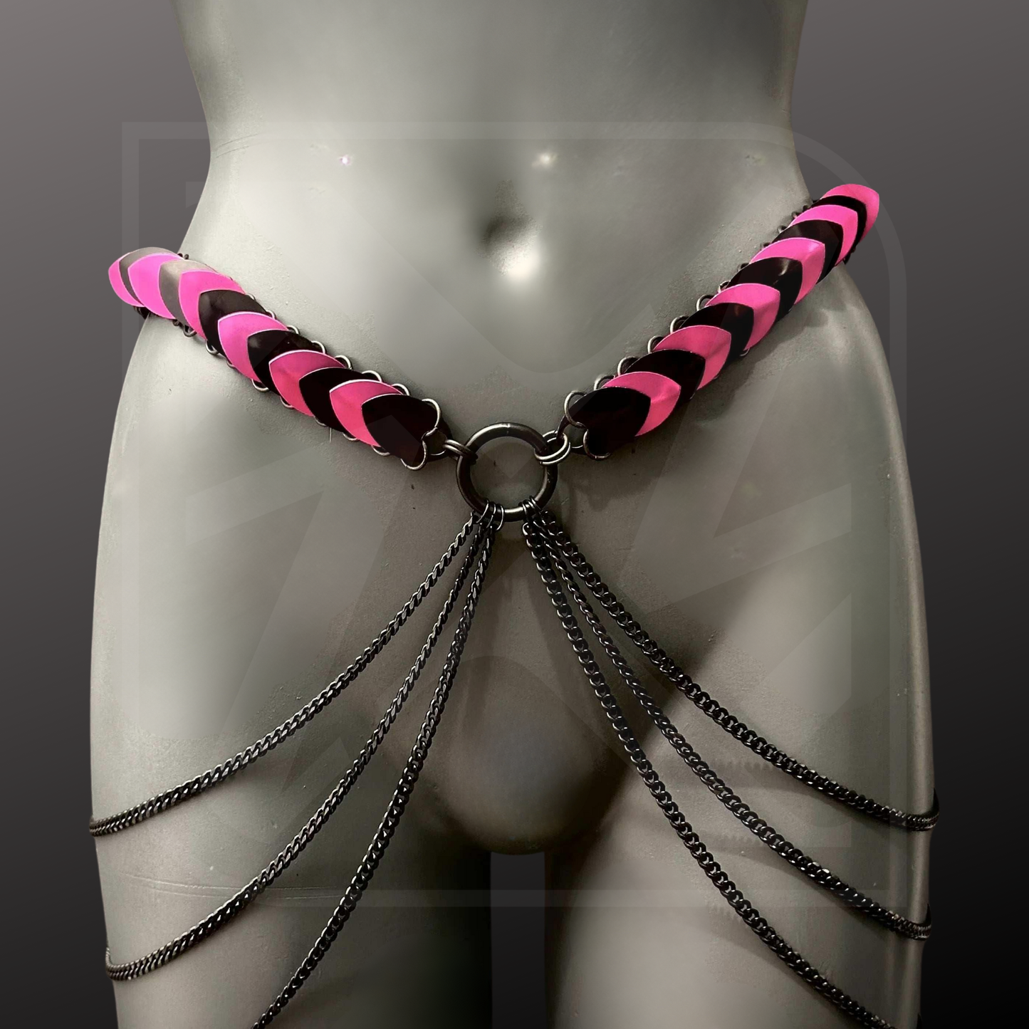 Ariv Harness in verschiedenen Farben auf Männerkörper