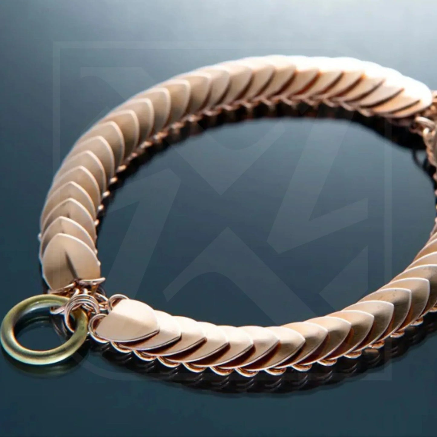 Bronzefarbener Choker im klassischen Scalemail-Stil, elegant und modern, kraftvoller Look