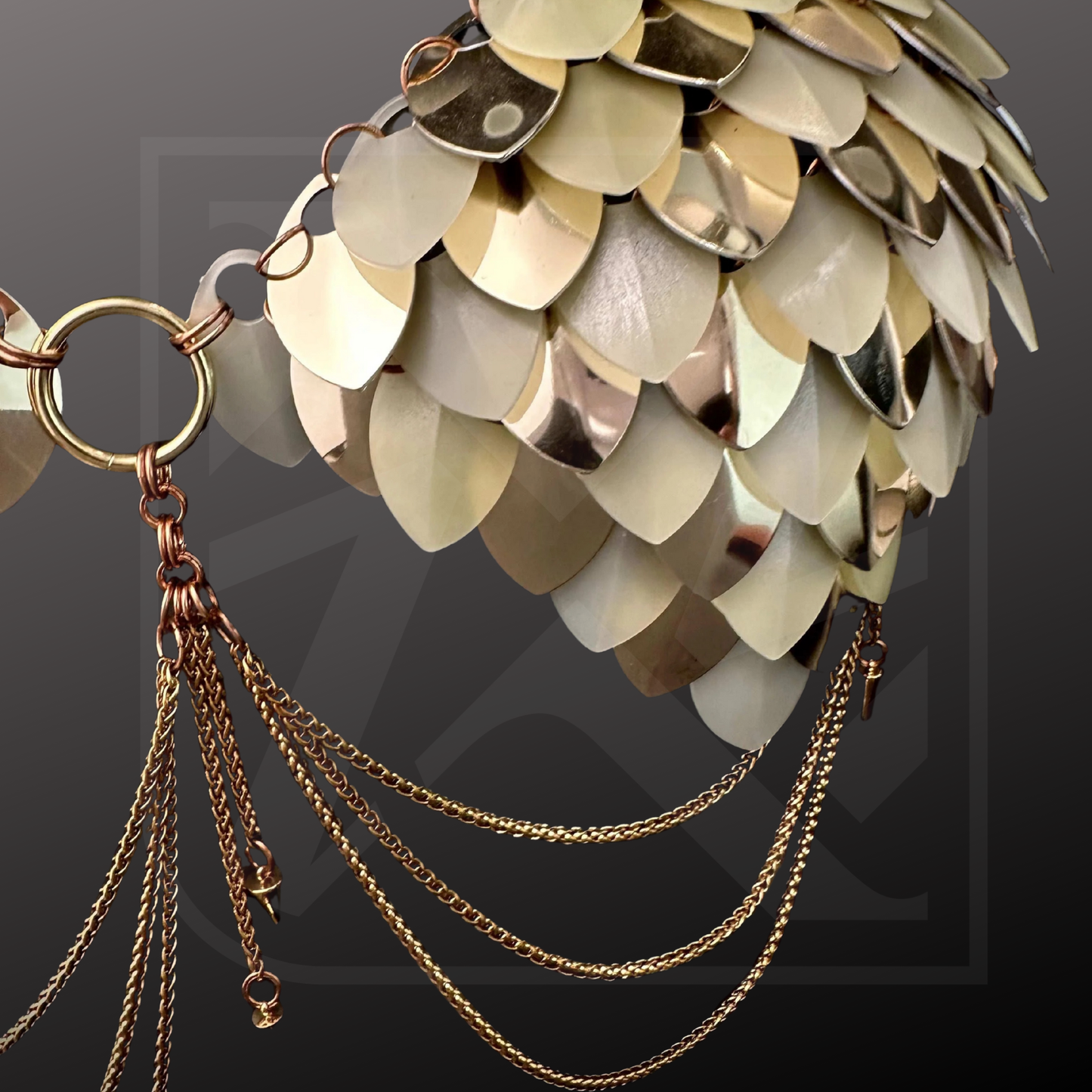 Goldener Rock mit Leuchteden schuppen look#color#