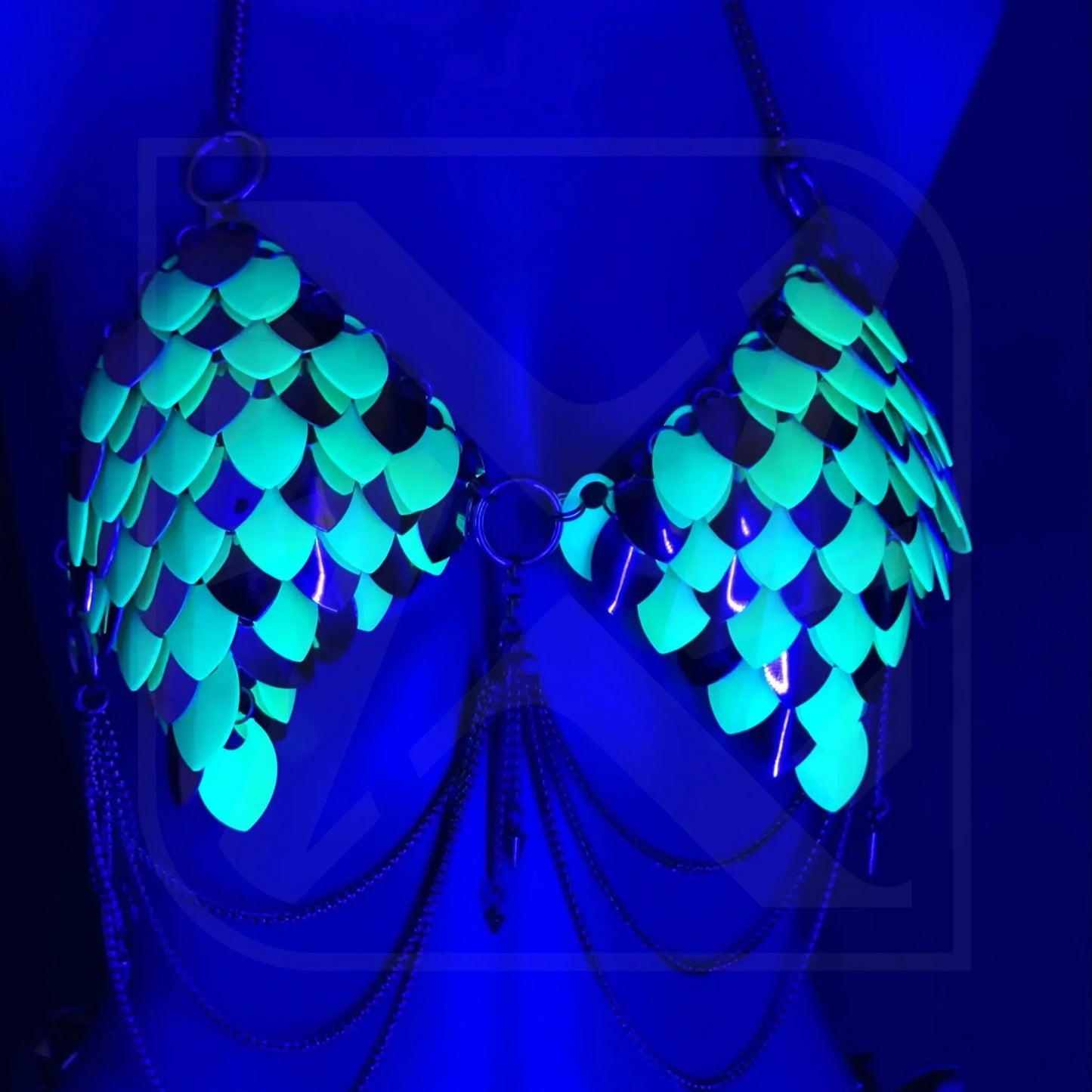 Scalemail Bodychain BH im Glow-in-the-Dark Stil, Kettendetail, leuchtend grün, futuristisch