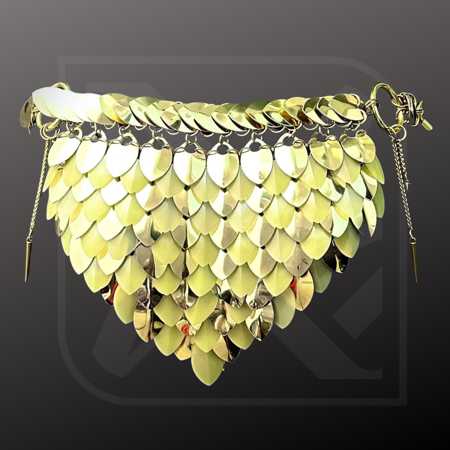 Goldener Rock mit Leuchteden schuppen 