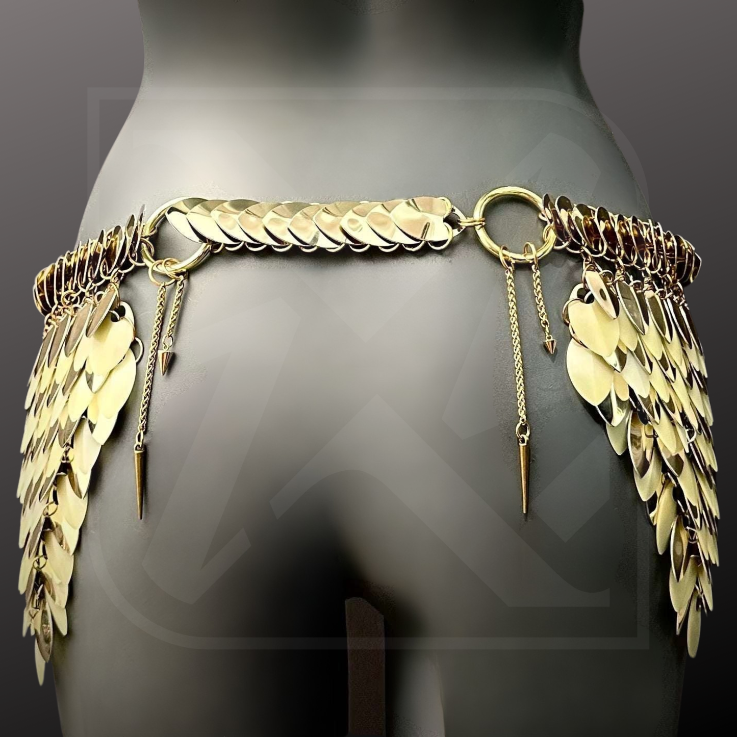 Goldener Rock mit Leuchteden schuppen 