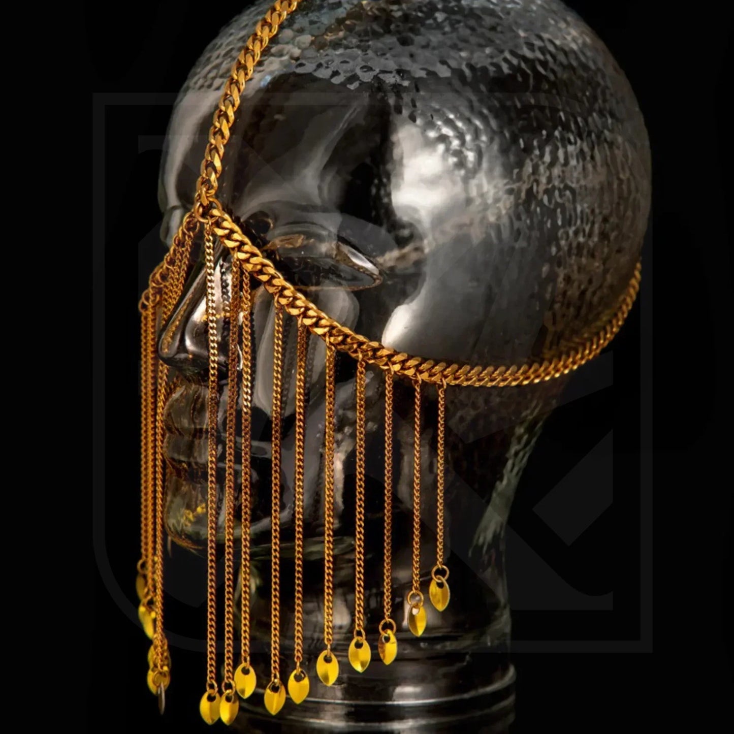 Goldene Facechain aus Ketten und kleinen Schuppen, edler Look, mystisch und extravagant.