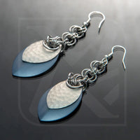 Scalemail Ohrringe aus Aluminium, Kettenglieder, silber und blau, gehämmerter Look, moderner Stil, ausdrucksstark
