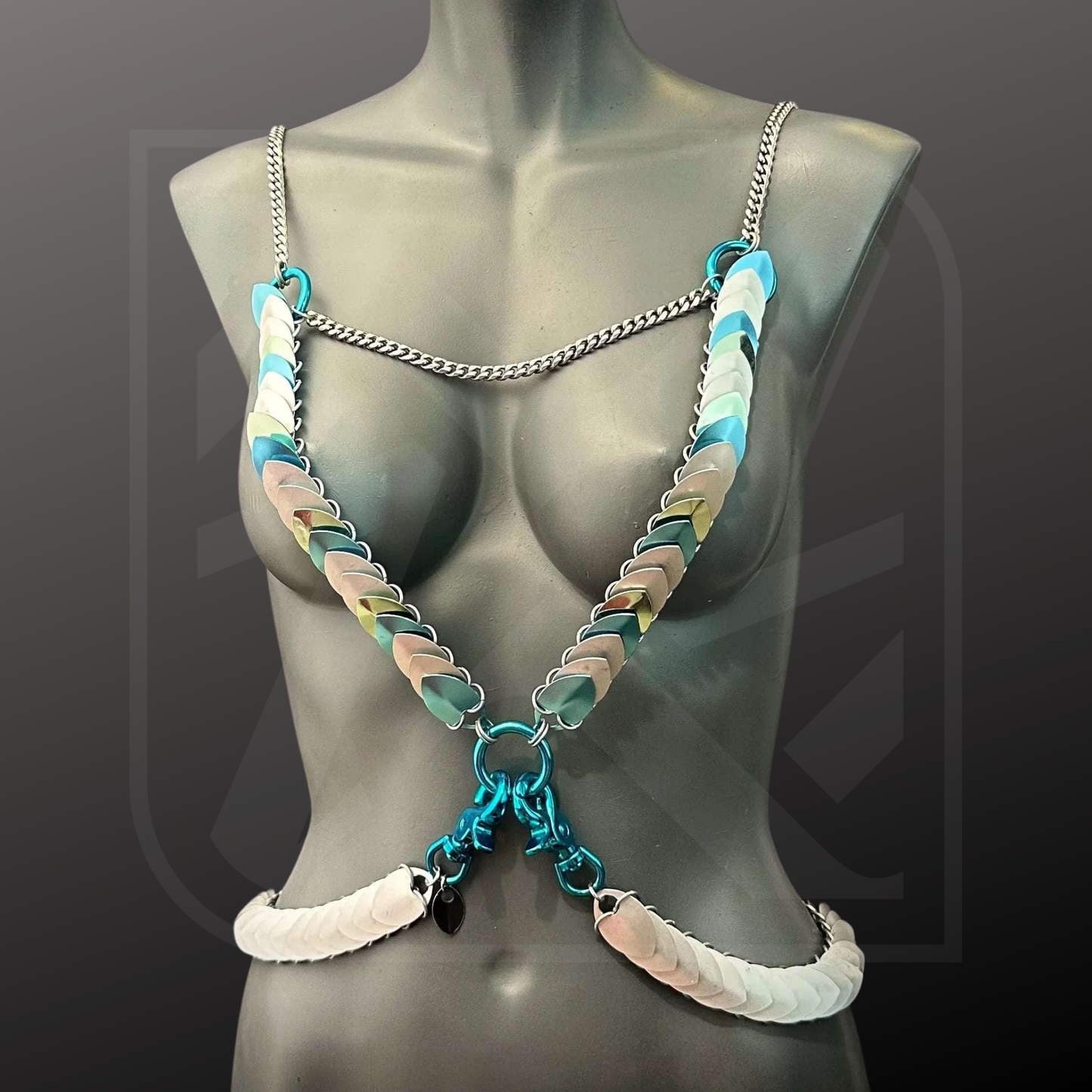 Blau-Silbernes Harness auf frauenpuppe