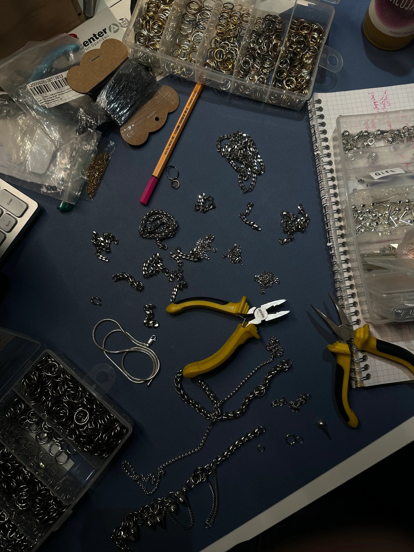 Handgefertigte Scalemail-Ketten, silberfarben, im Entstehungsprozess mit Werkzeug, kreativ