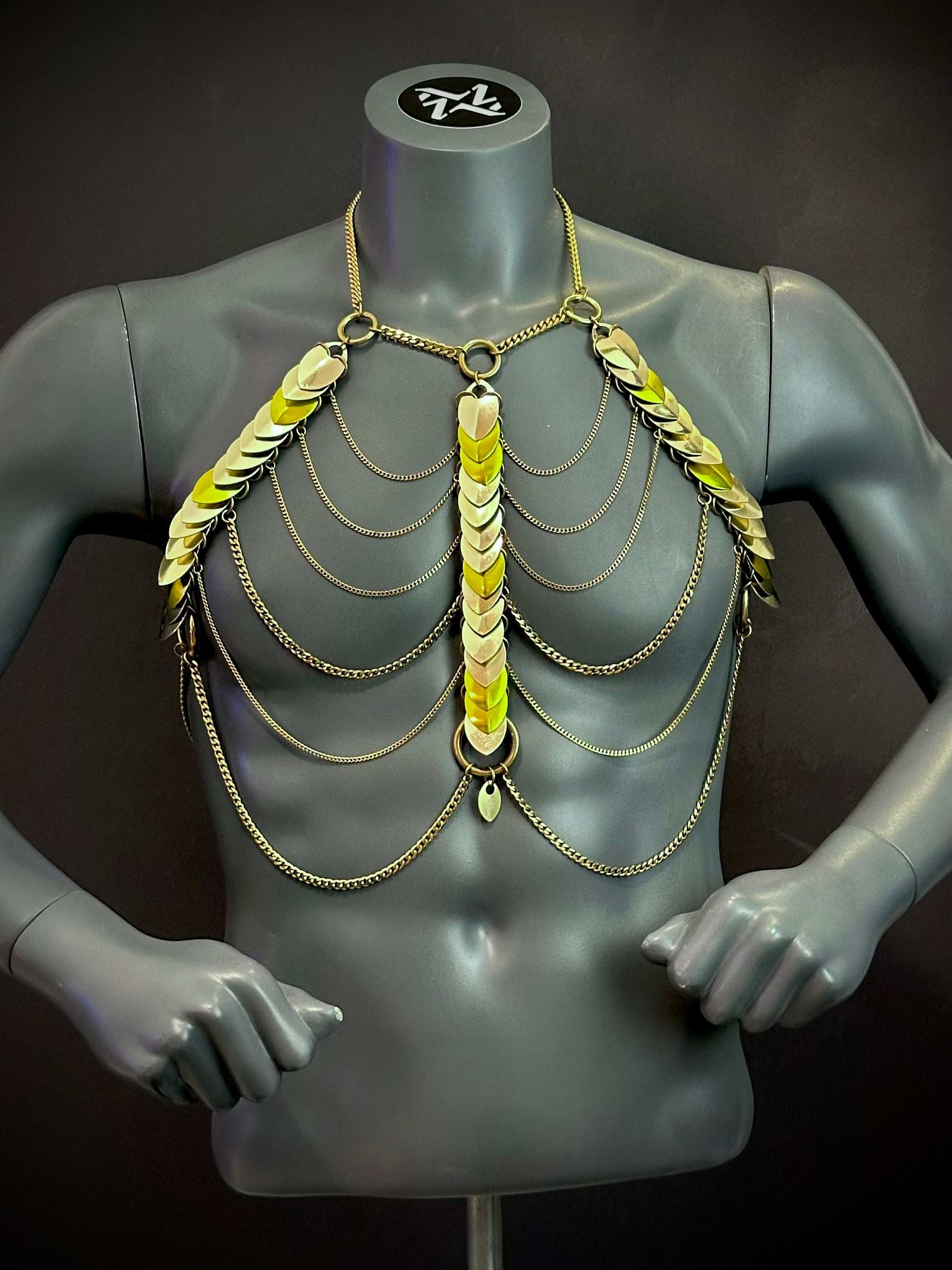 Körperkette aus goldfarbenen Ketten und Plättchen, elegant, edel, ausdrucksstark