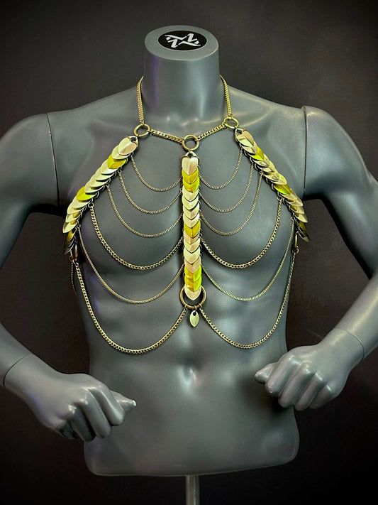 Körperkette aus goldfarbenen Ketten und Plättchen, elegant, edel, ausdrucksstark