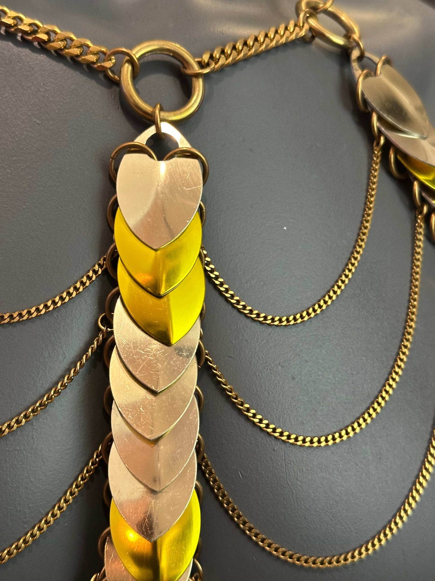 Goldfarbene Halskette mit herzförmigen Anhängern in Gelb und Gold, elegant und strahlend