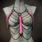 Bodychain Schmuck in Schwarz mit pinken Schuppen-Elementen, moderner Stil, auffällig und kraftvoll