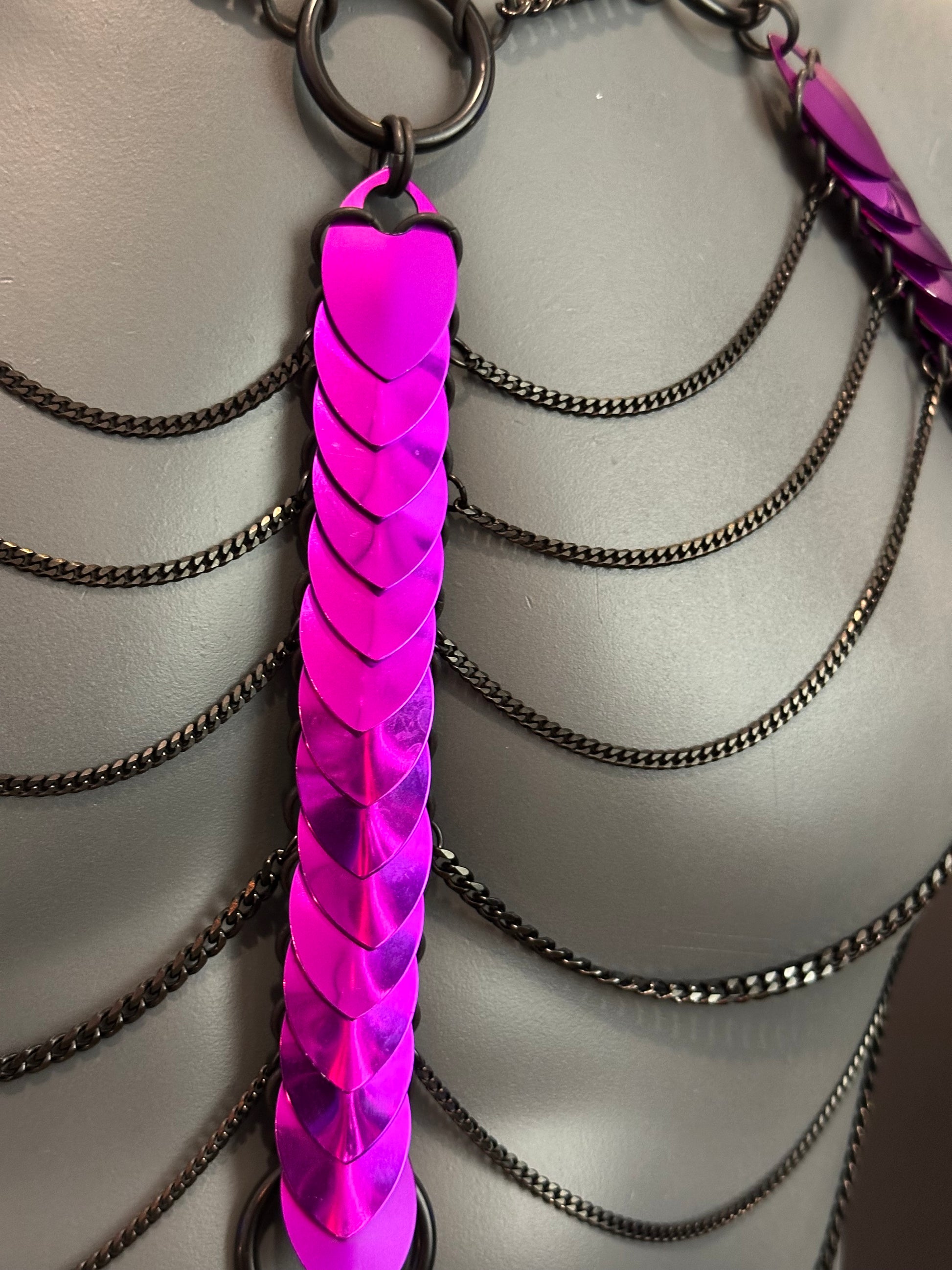 Feuerrote Harness mit schwarzem Ketten-Design, auffällig und leidenschaftlich