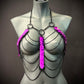 Feuer Harness aus Ketten und violetten Schuppen, futuristischer stylischer Body Schmuck symbolisch und kraftvoll