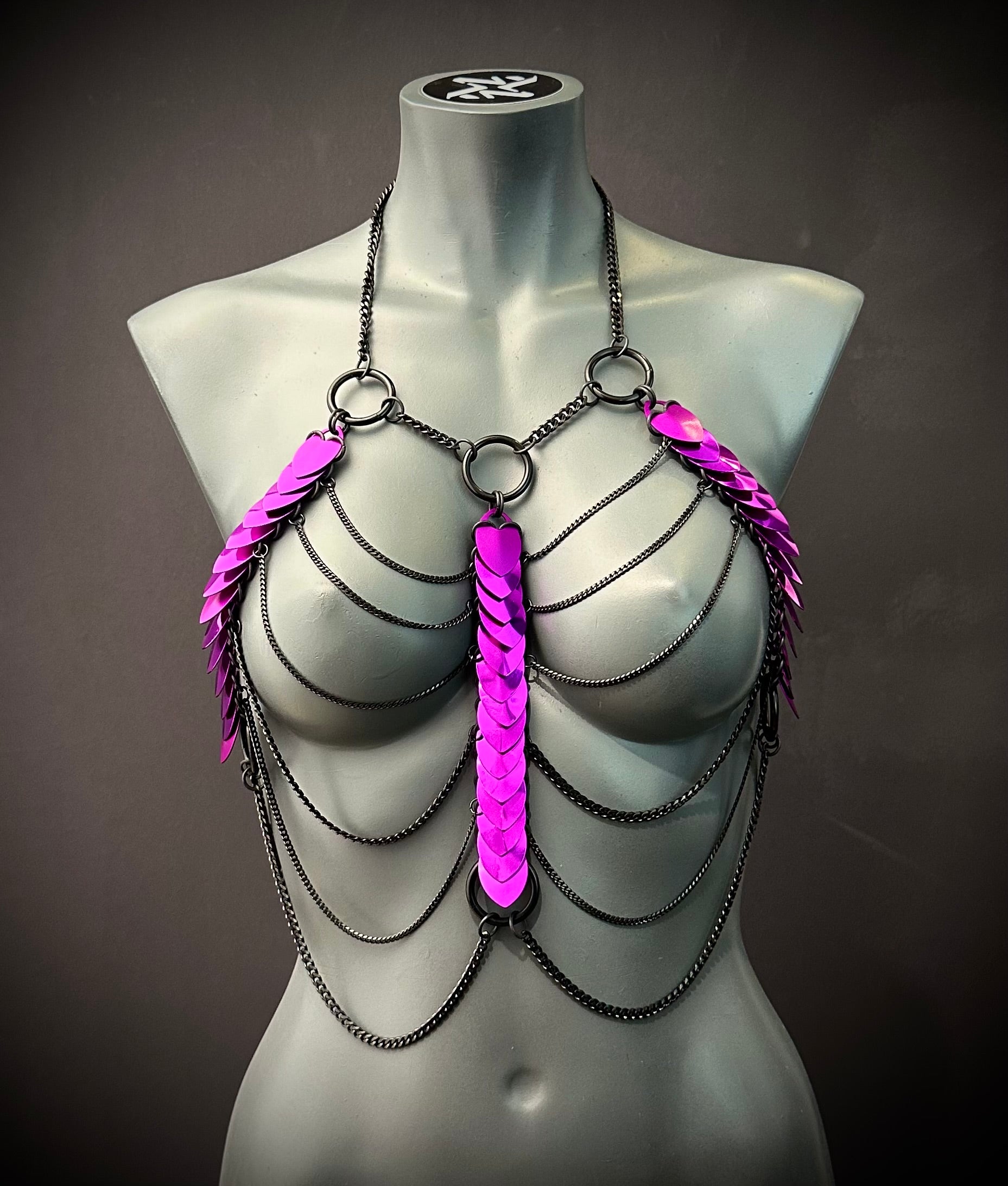 Feuer Harness aus Ketten und violetten Schuppen, futuristischer stylischer Body Schmuck symbolisch und kraftvoll
