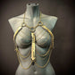 Body-Harness Gold, glänzend, mit Ketten und Schuppen-Design, elegant und kraftvoll