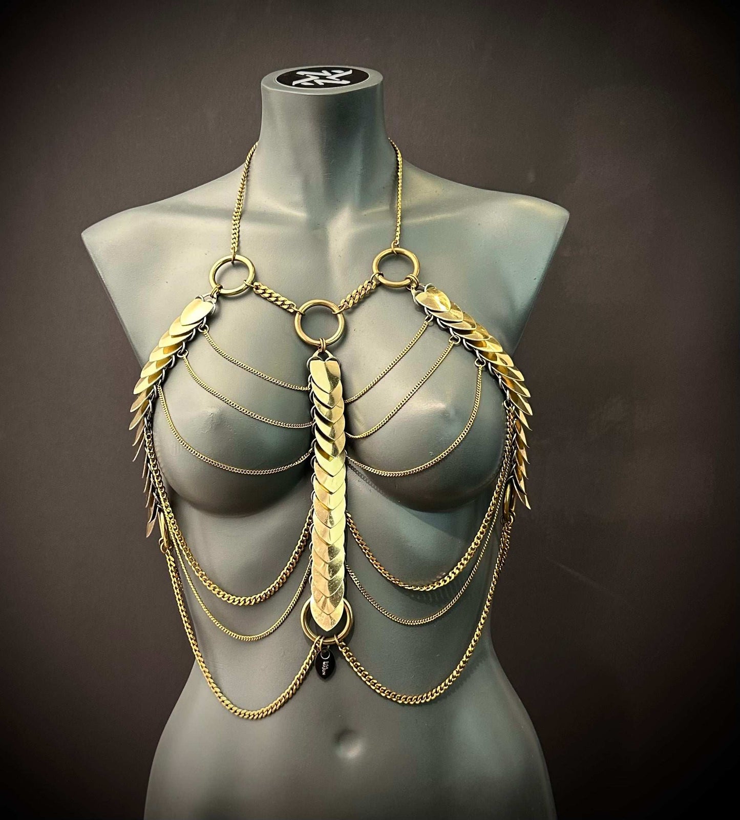 Body-Harness Gold, glänzend, mit Ketten und Schuppen-Design, elegant und kraftvoll