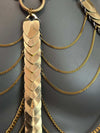 Feuer Harness aus goldfarbenem Metall mit glänzenden Schuppen und filigranen Ketten, edel und kraftvoll