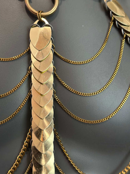 Feuer Harness aus goldfarbenem Metall mit glänzenden Schuppen und filigranen Ketten, edel und kraftvoll