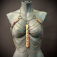 Aphrodite Fire Harness Bronze mit Ketten und Metallschuppen, eleganter Stil, kraftvolle Ausstrahlung