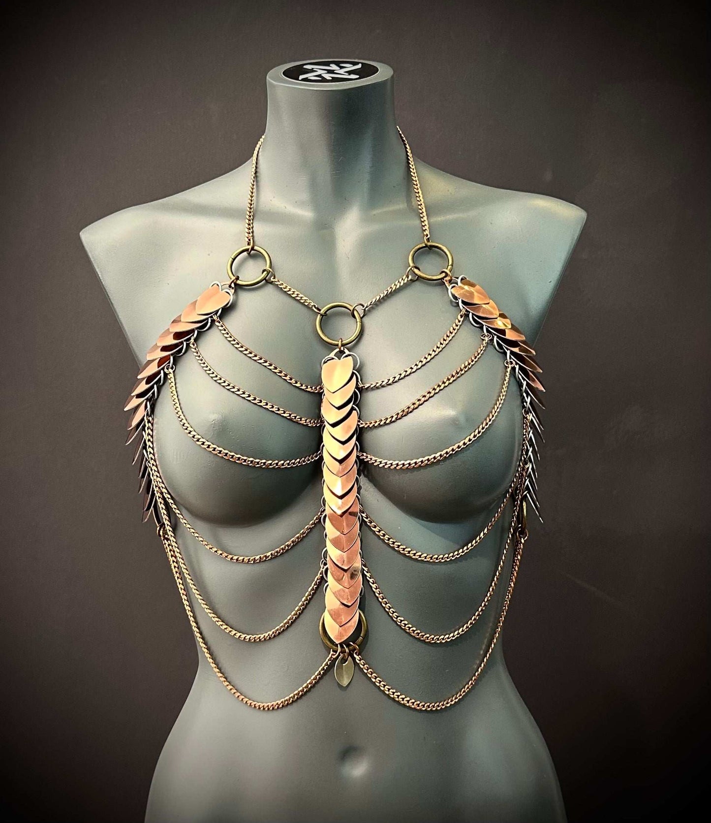 Aphrodite Fire Harness Bronze mit Ketten und Metallschuppen, eleganter Stil, kraftvolle Ausstrahlung