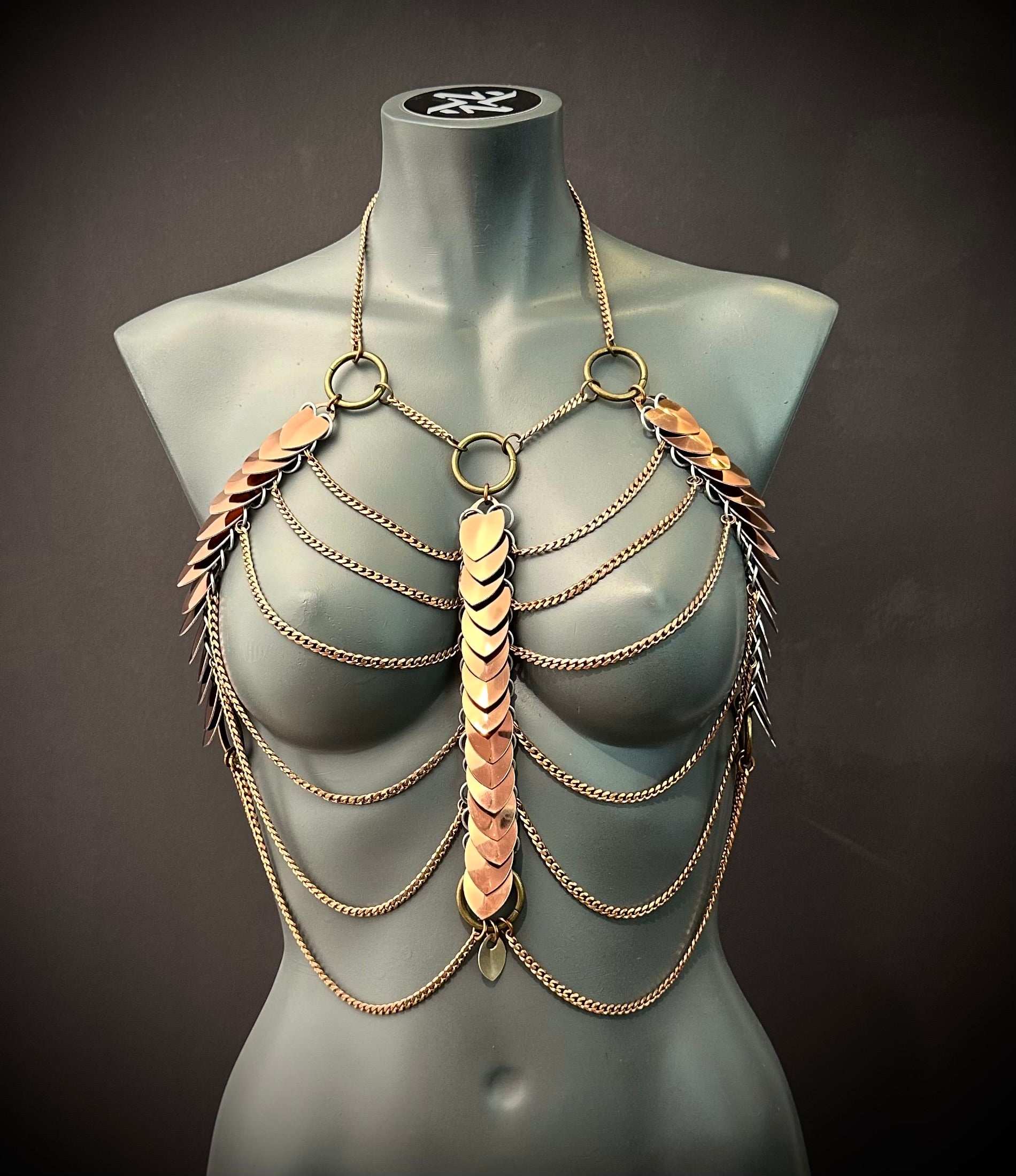 Aphrodite Fire Harness Bronze mit Ketten und Metallschuppen, eleganter Stil, kraftvolle Ausstrahlung