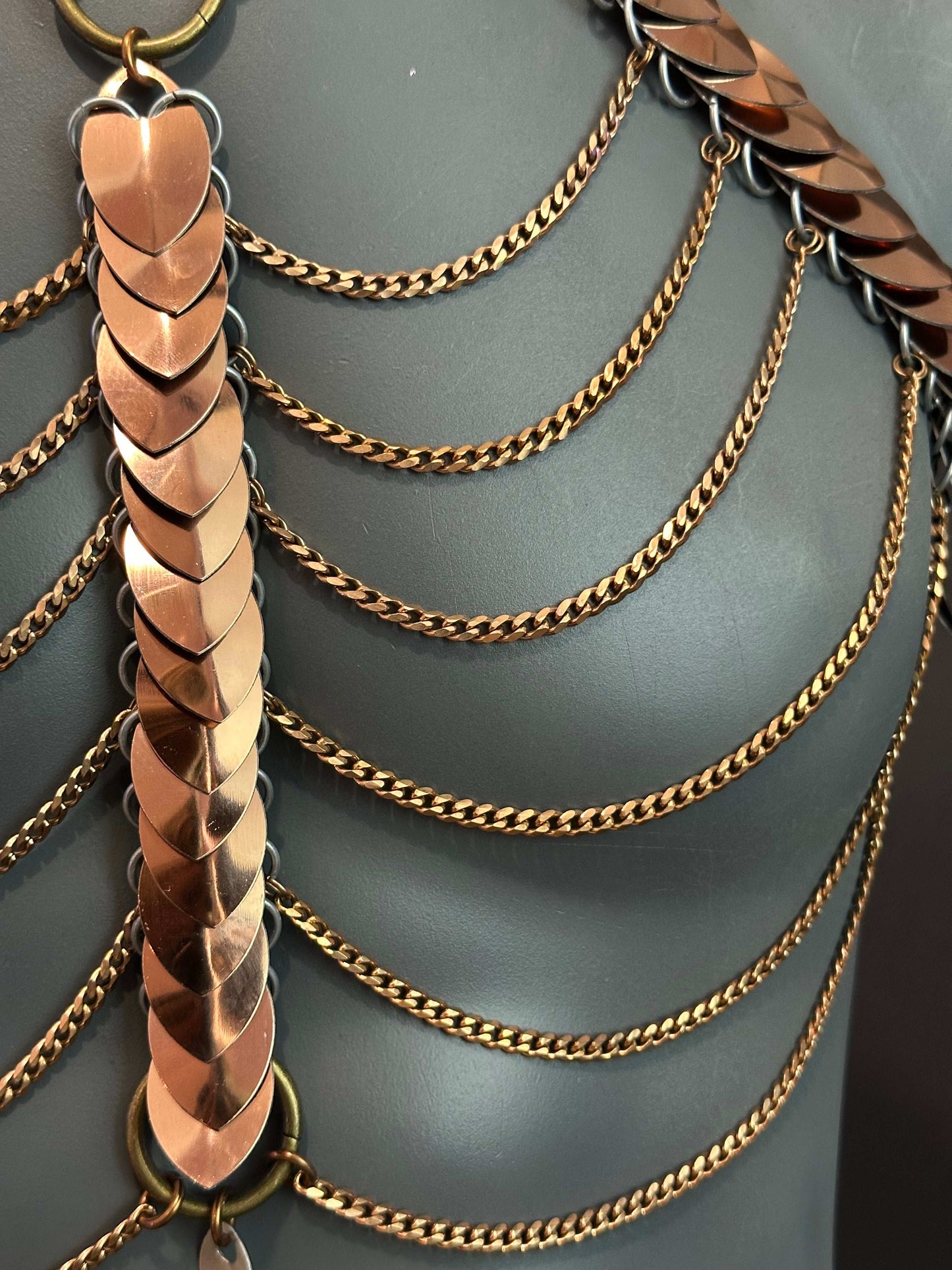 Feuer Harness aus Bronze mit roséfarbenen Metallherzen und Ketten, elegant und kraftvoll