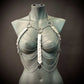 Silver Frost Fire Harness aus Metallketten und Plättchen, moderner Stil, kraftvoll und elegant