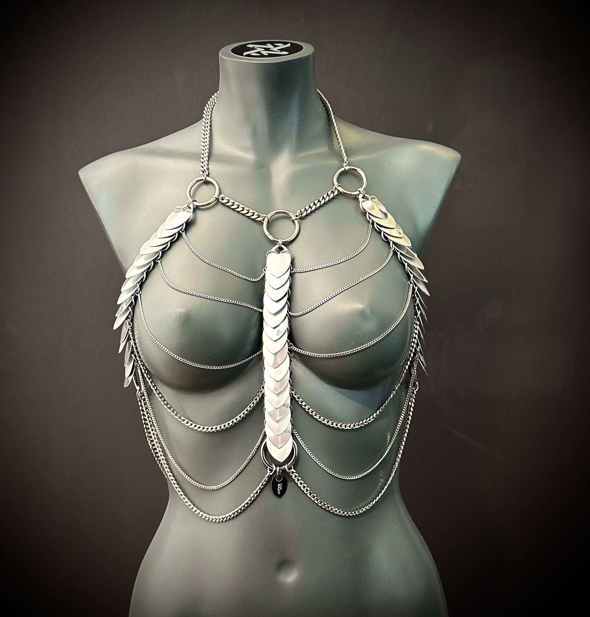 Silver Frost Fire Harness aus Metallketten und Plättchen, moderner Stil, kraftvoll und elegant