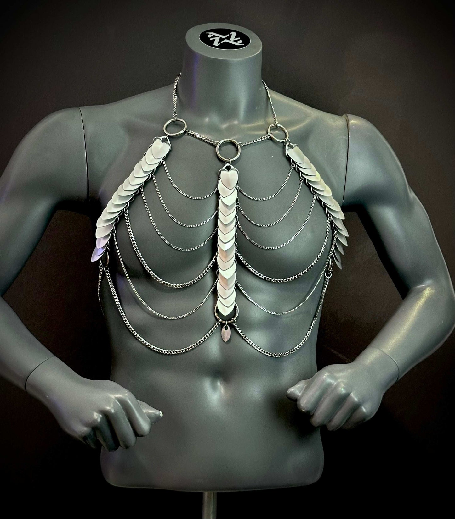 Aphrodite Fire Harness silberfarben mit Schuppen und Ketten, futuristisch, kraftvoll und elegant