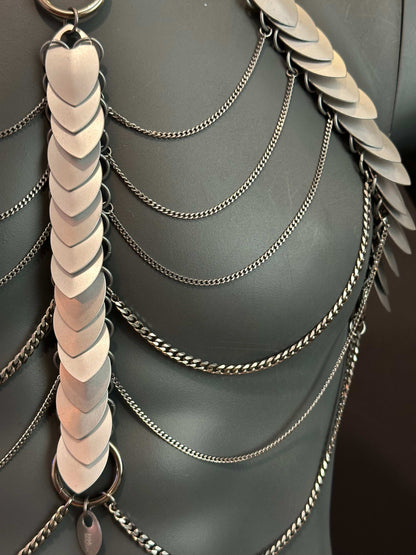 Silbernes Aphrodite-Fire-Harness mit Kettengliedern und Plättchen, elegant und kraftvoll