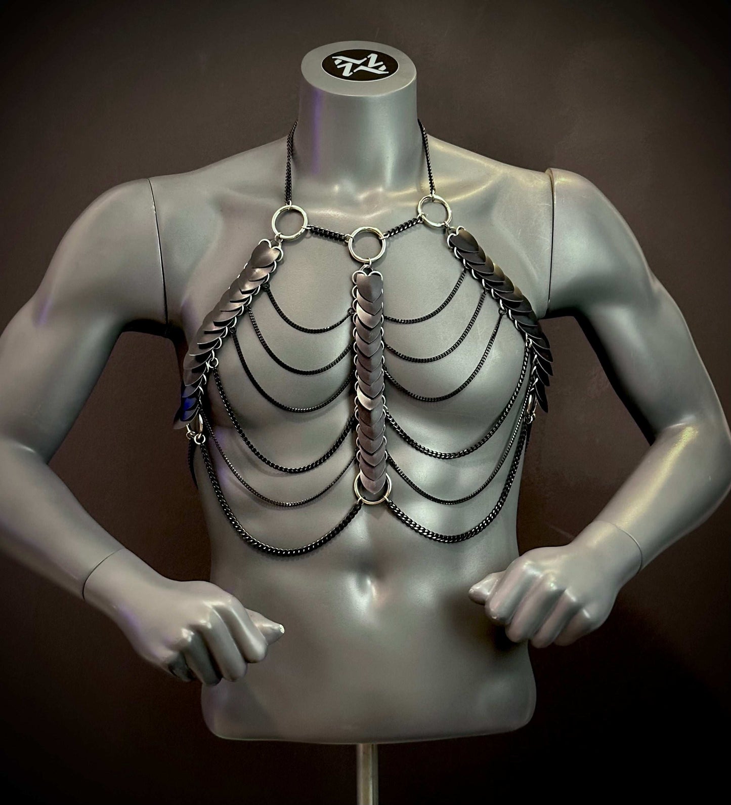 Feuer Harness Kettentop in Schwarz mit silbernen Ringen, stilvoll und kraftvoll