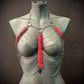 Aphrodite Fire Harness mit silbernen Ketten und roten Schuppen, elegant und leidenschaftlich