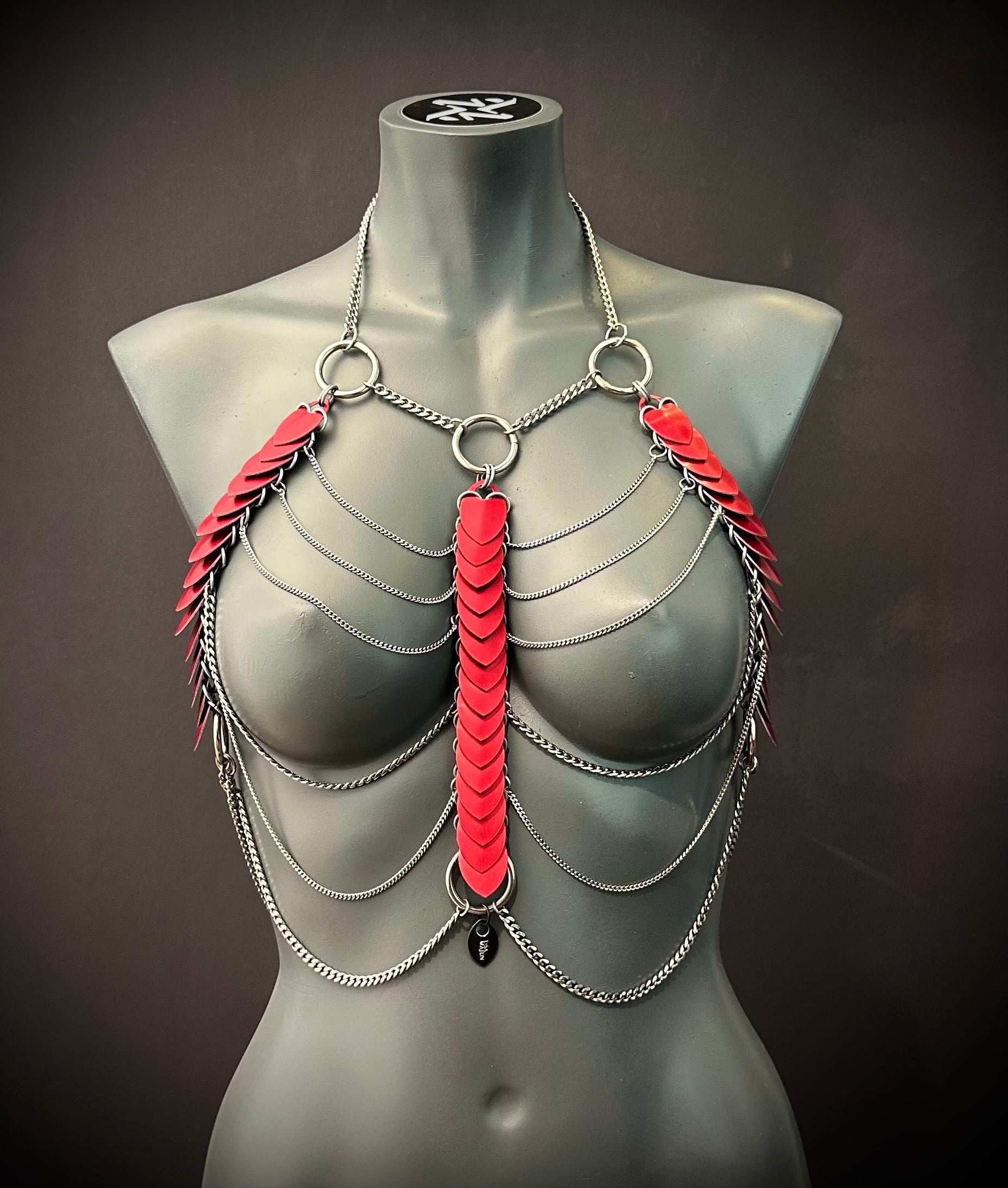 Aphrodite Fire Harness mit silbernen Ketten und roten Schuppen, elegant und leidenschaftlich