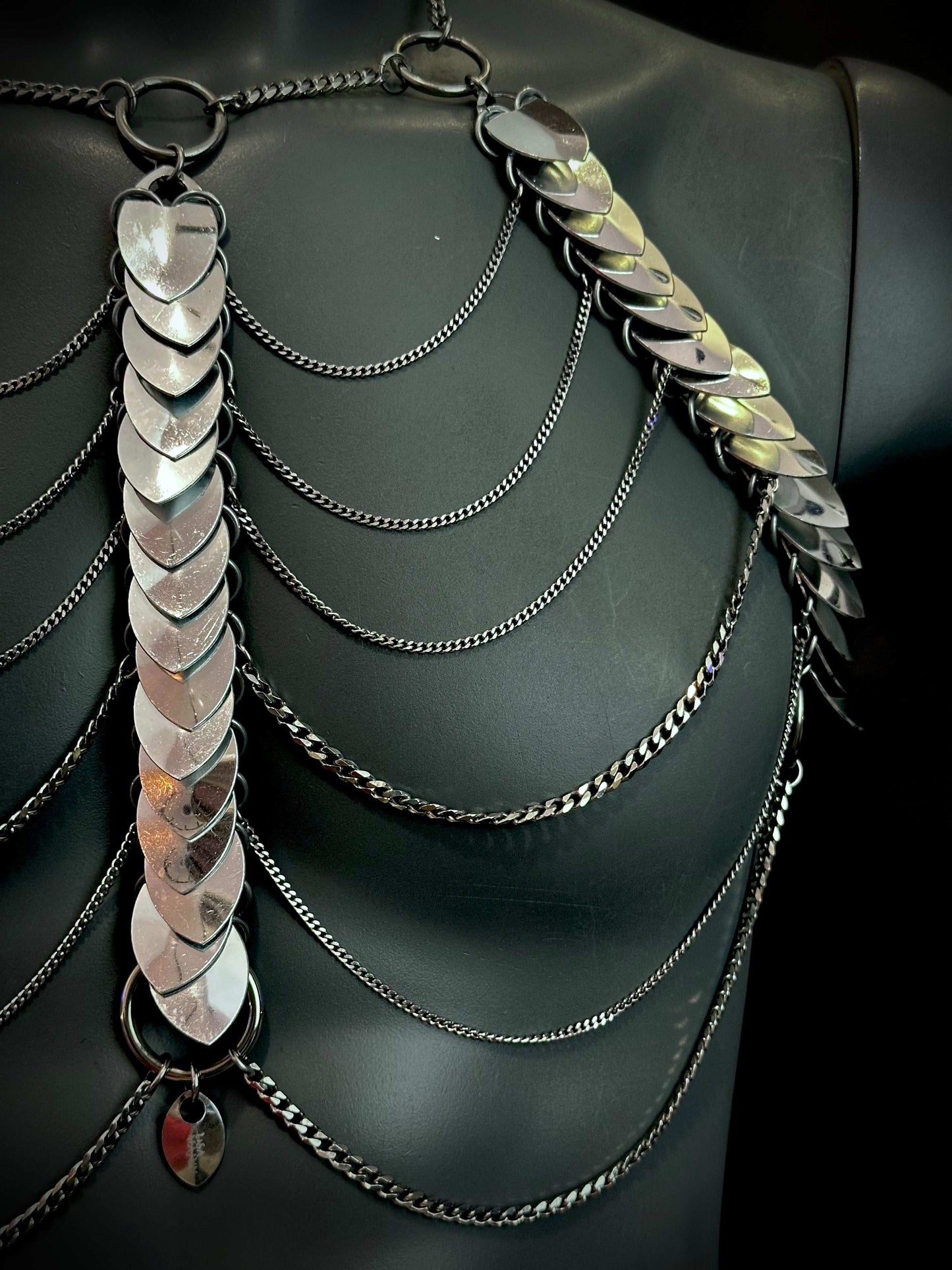 Aphrodite Fire Harness silber glänzend, filigrane Ketten und Metallelemente, elegant und auffällig