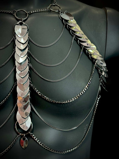Aphrodite Fire Harness silber glänzend, filigrane Ketten und Metallelemente, elegant und auffällig