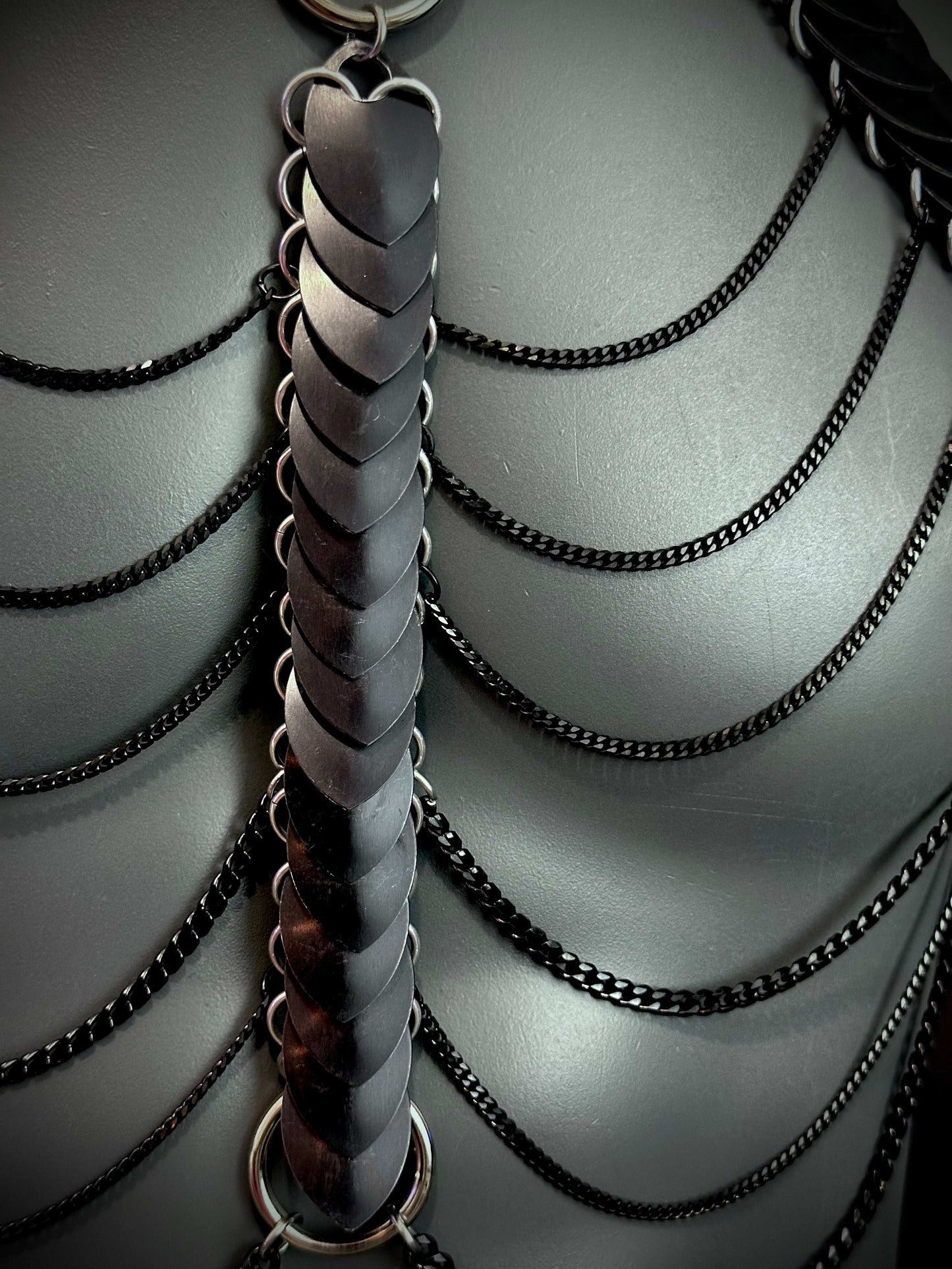 Produkt Fire Harness schwarz matt mit Ketten und Herz-Design, stilvoll und kraftvoll