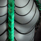 Aphrodite Fire Harness aus schwarzen Ketten und grünen Schuppen, futuristisch und kraftvoll