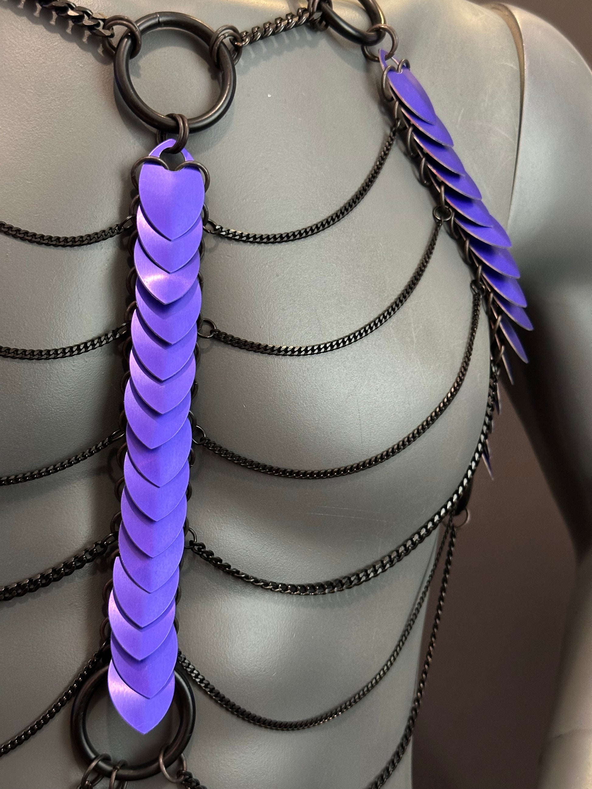 Aphrodite Fire Harness in schwarz und violett mit kühnen Kettendetails, starke und elegante Ausstrahlung