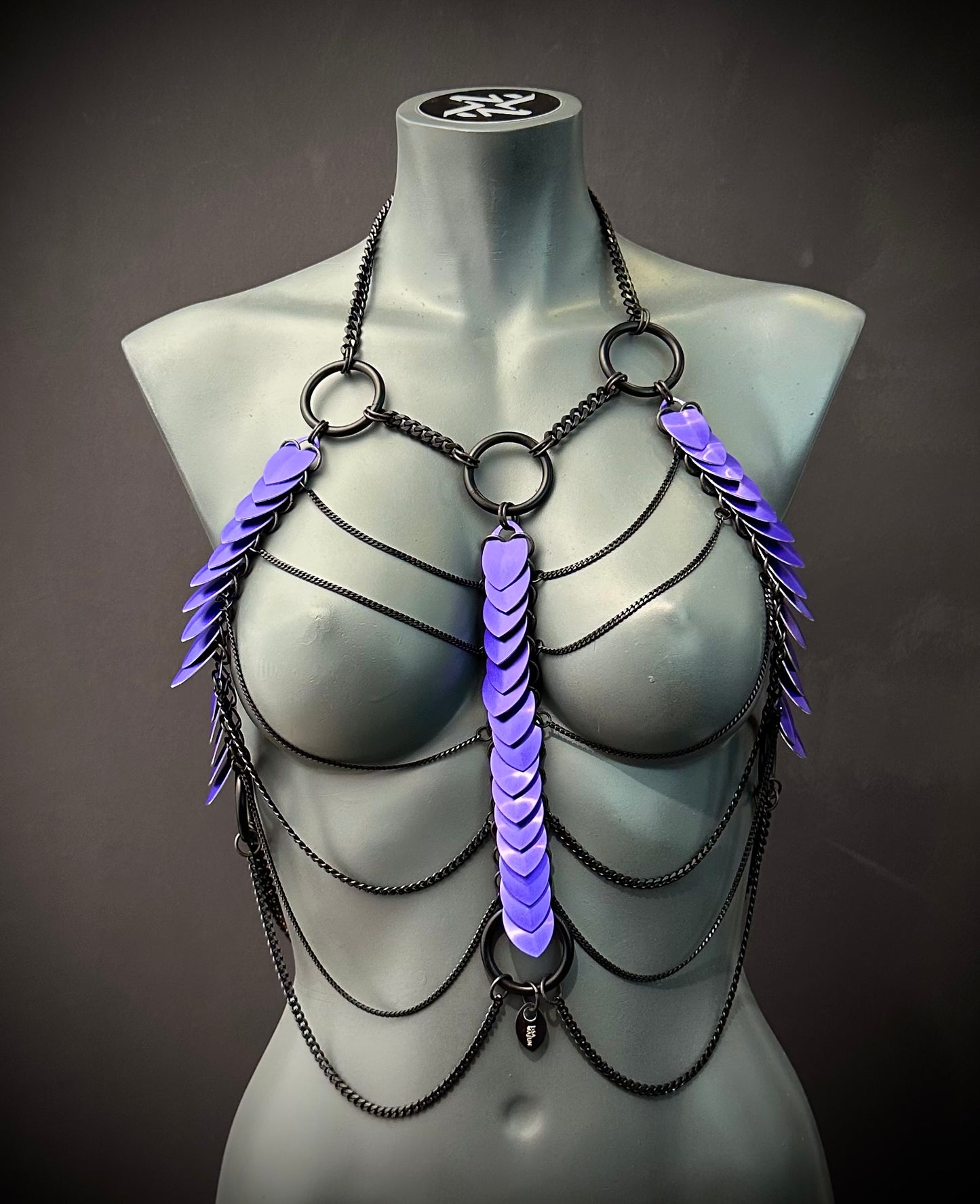 Fire Harness Körperschmuck schwarz mit violetten Pailletten elegant und kraftvoll