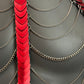 Feuerrotes Kettenharness mit roten Schuppen und silbernen Ketten, kraftvoll und leidenschaftlich