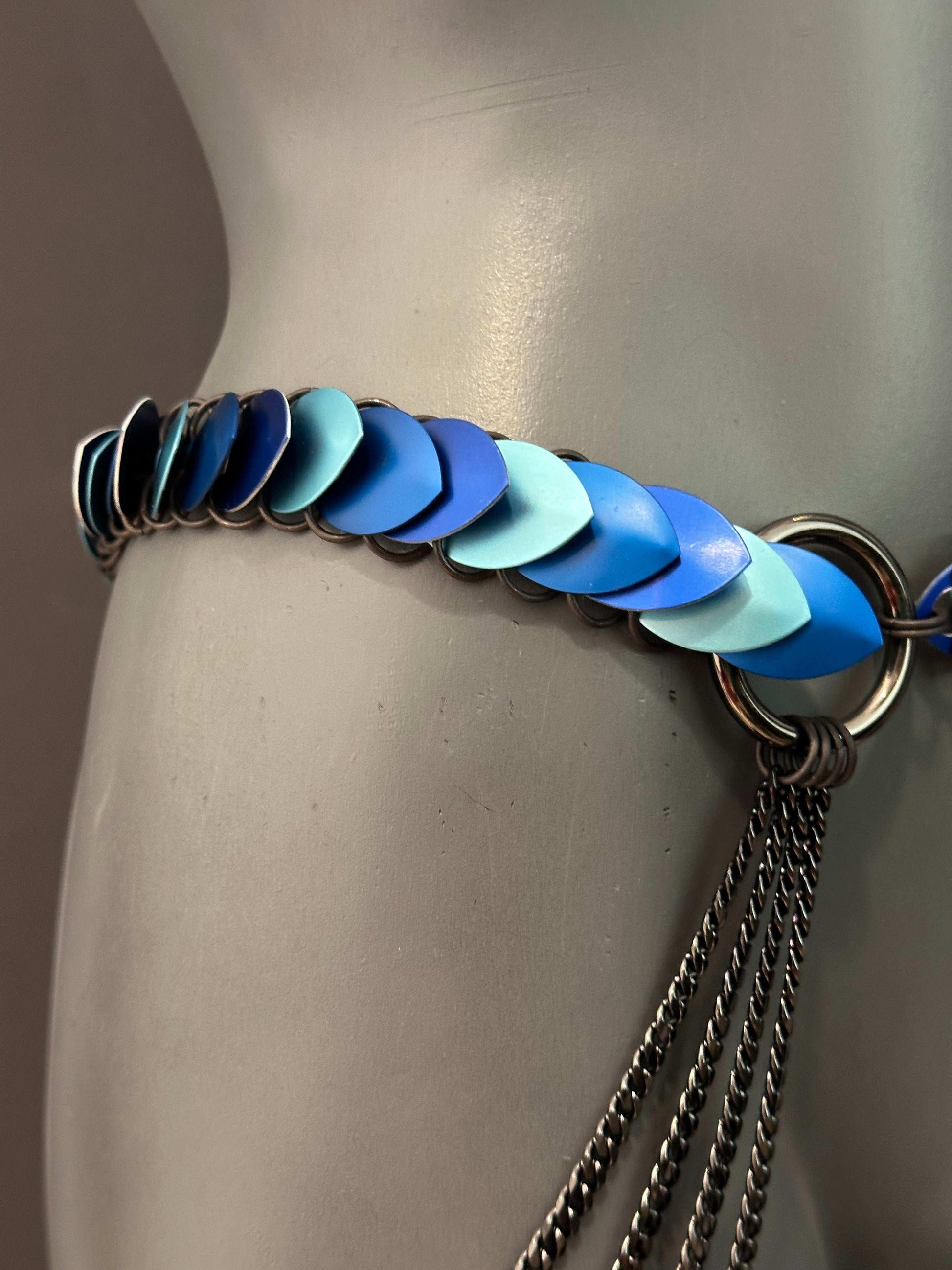 Gürtel mit blauen und türkisfarbenen Plättchen und Ketten, stilvoll und anziehend