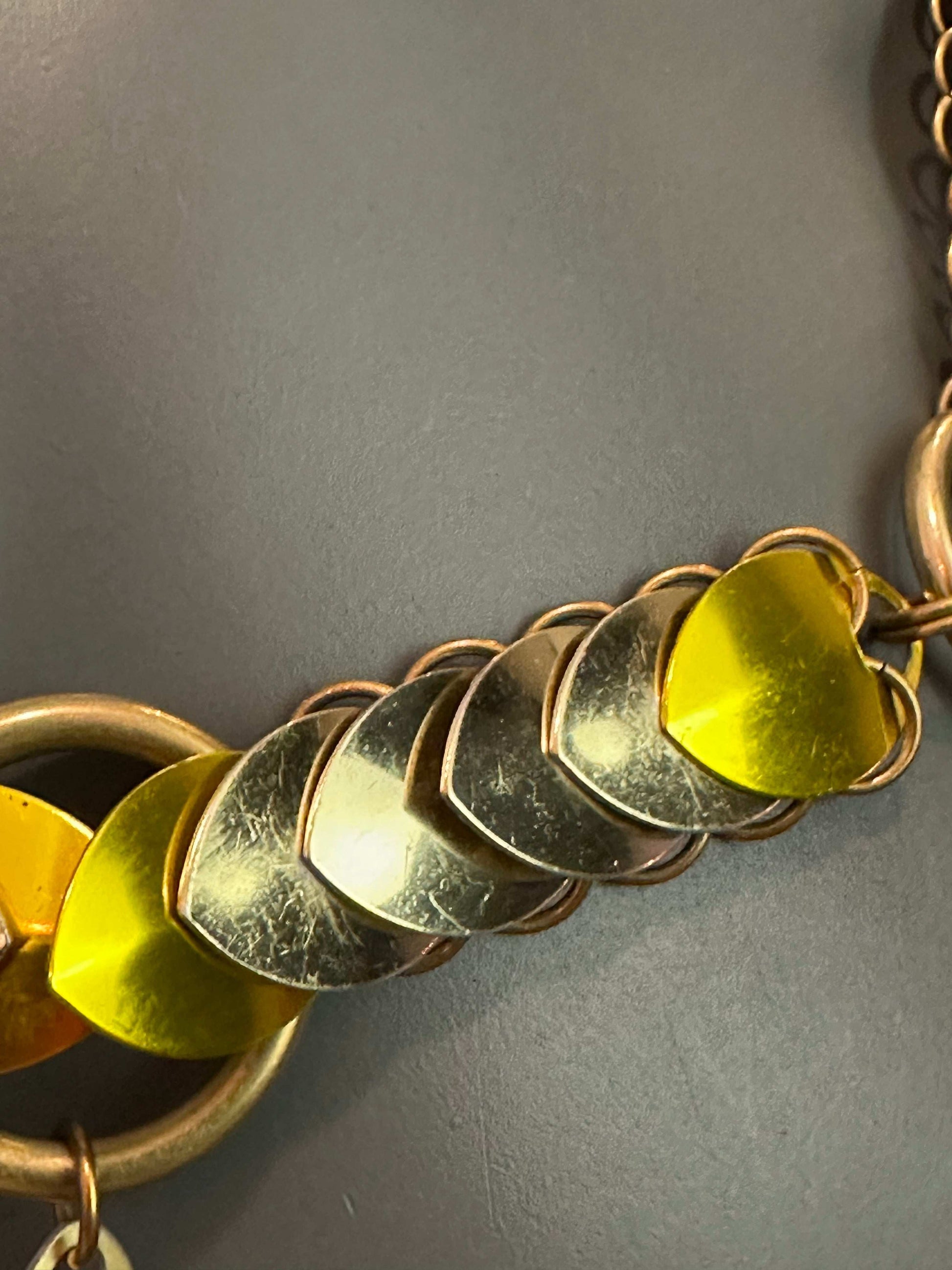 Goldfarbene Herzanhänger Schmuckkette, glänzend und stilvoll, vermittelt warme Liebe und Begeisterung