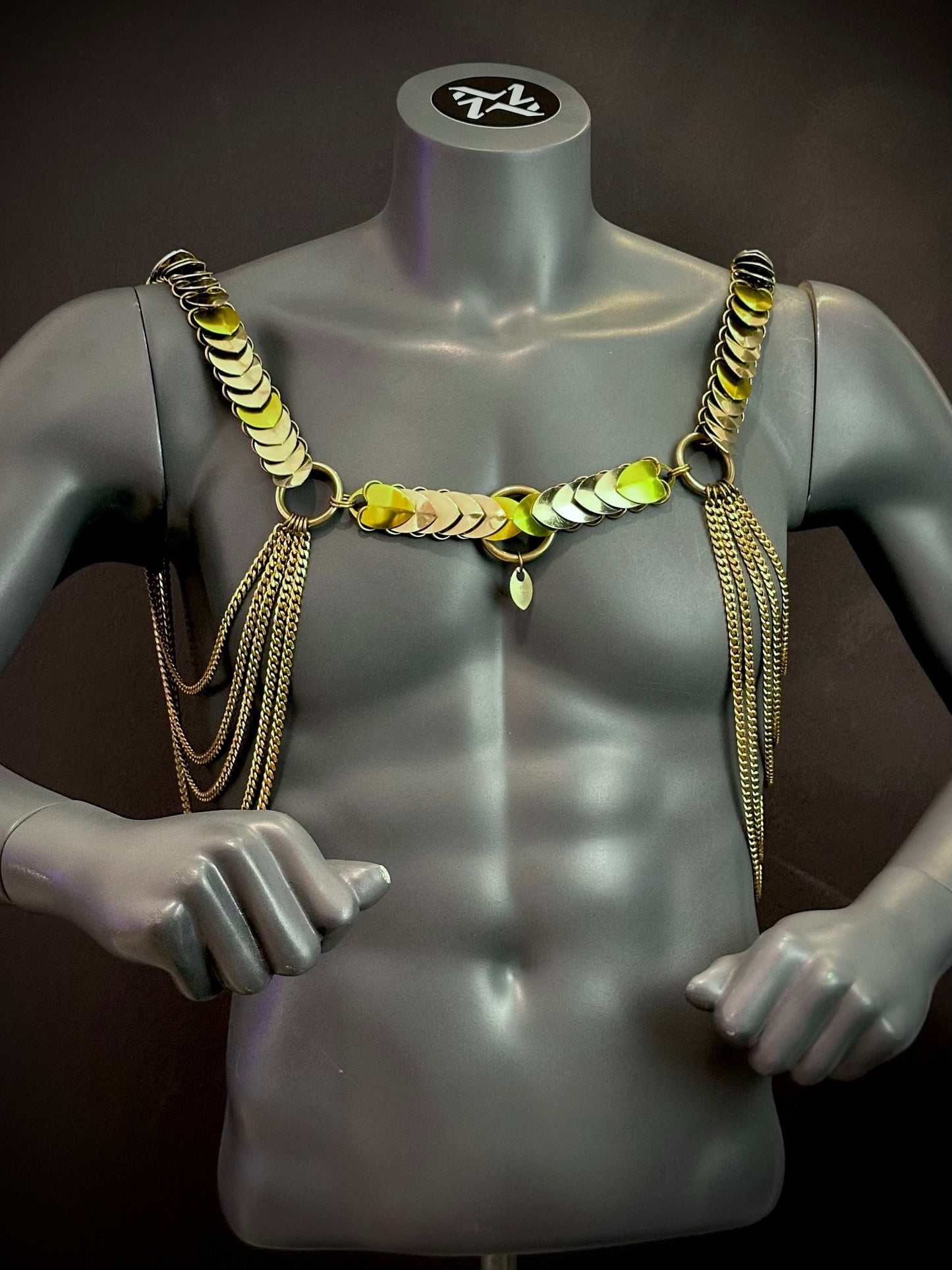 Goldfarbener Aphrodite Desire Brustgurt mit Kettendetails, elegant und verführerisch