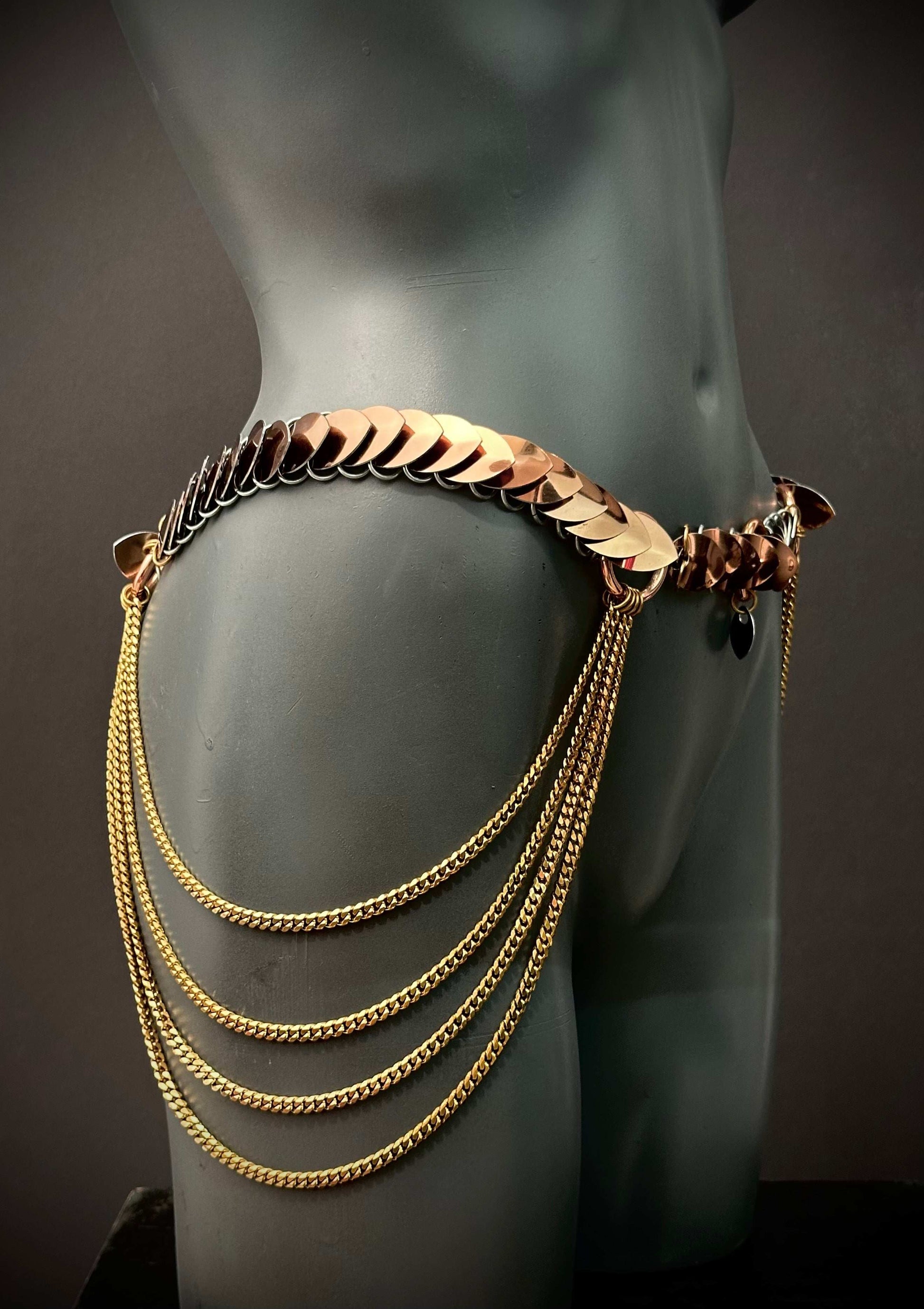 Aphrodite Desire Gürtel in bronze glänzend, kettehänger, sinnlich und elegant